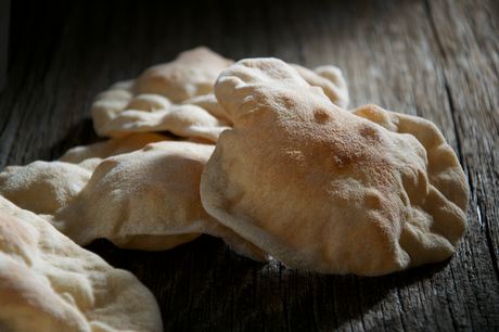 Hummus y mini pan taboon o laffa