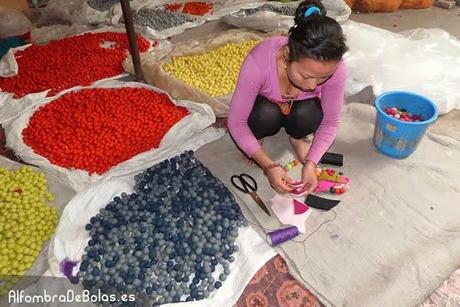 ALFOMBRAS DE BOLAS DE FIELTRO CON UN ORIGEN MUY SOLIDARIO Y ECOLÓGICO