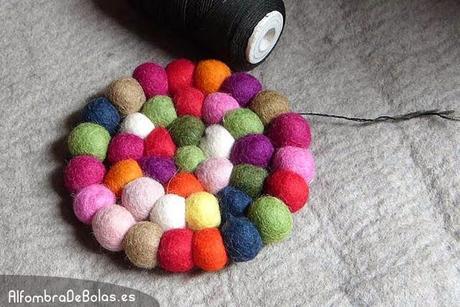 ALFOMBRAS DE BOLAS DE FIELTRO CON UN ORIGEN MUY SOLIDARIO Y ECOLÓGICO