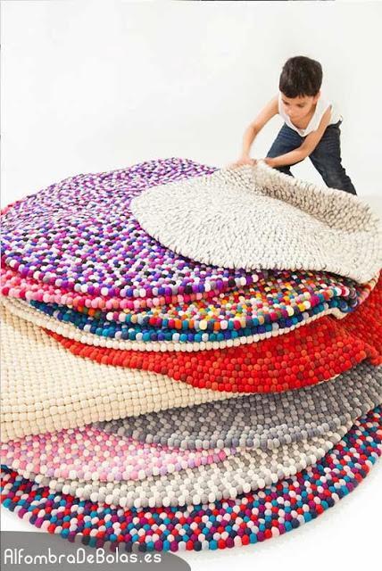 ALFOMBRAS DE BOLAS DE FIELTRO CON UN ORIGEN MUY SOLIDARIO Y ECOLÓGICO