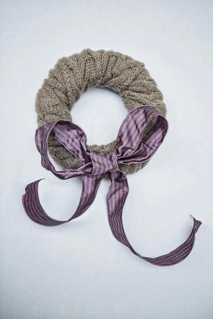 DIY NAVIDEÑO: UNA CORONA DE NAVIDAD HECHA CON UNA BUFANDA