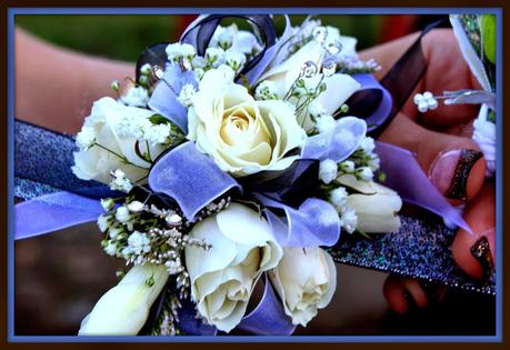 corsage en blanco y malva