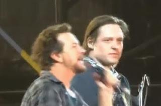 Pearl Jam versionan a Neil Young con Win Butler de Arcade Fire