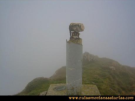 Rutas Montaña Asturias: Cima la Hoya con niebla