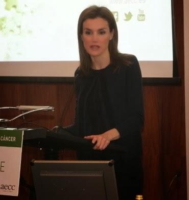 Letizia combina azul marino y negro en un foro contra El Cáncer