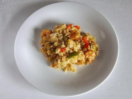 Arroz con verduras, gambas, anacardos y especias