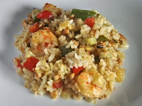 Arroz con verduras, gambas, anacardos y especias