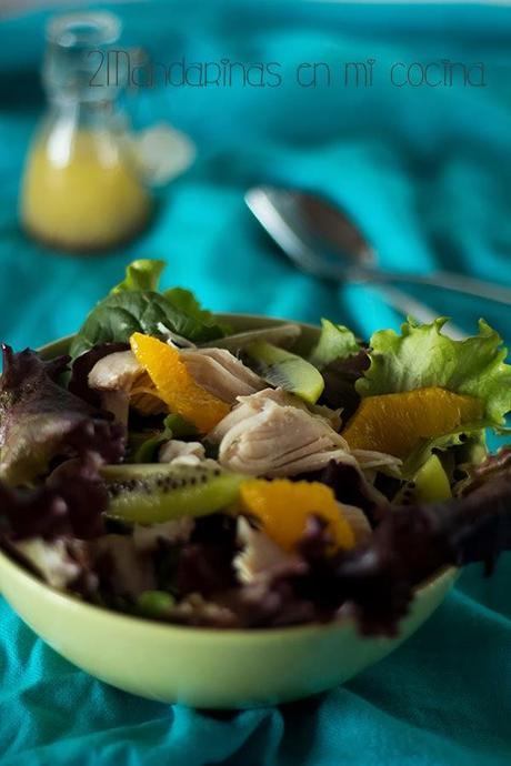 Ensalada de pollo y frutas con vinagreta de mostaza a la antigua