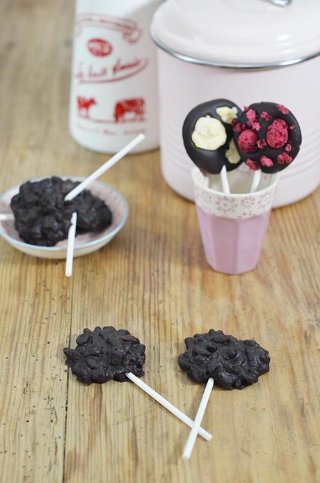 Piruletas variadas de chocolate y cuencos dulces para tu mesa