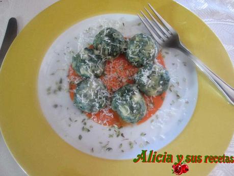 RAVIOLI DE ESPINACAS EN SALSA DE PIQUILLOS