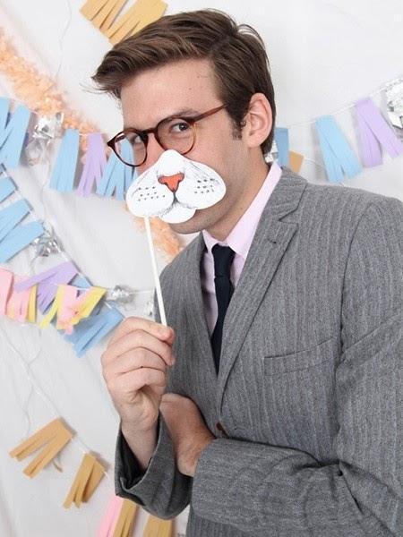 Hombre con hocico de gatito