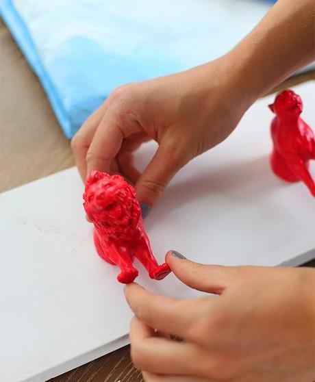 DIY.......UNA PERCHERO CON ANIMALITOS DE PLÁSTICO