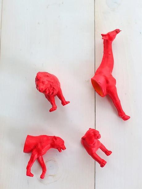 DIY.......UNA PERCHERO CON ANIMALITOS DE PLÁSTICO