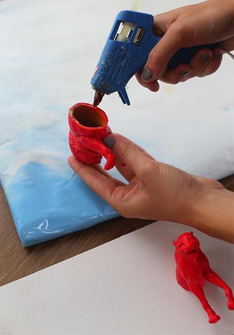 DIY.......UNA PERCHERO CON ANIMALITOS DE PLÁSTICO