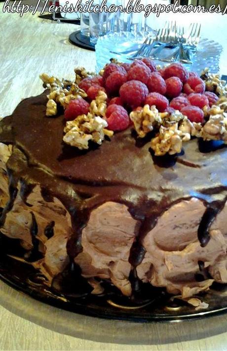 Tarta de nueces y crema de chocolate, con frambuesas y rocas de nueces caramelizadas! Tarta de cumpleaños de Tatiana! Tort de ciocolata si nu!ci cu zmeura si nuci caramelizate