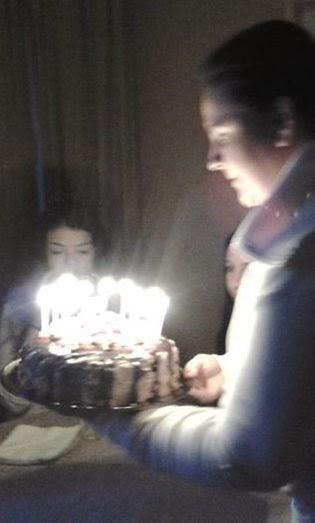 Tarta de nueces y crema de chocolate, con frambuesas y rocas de nueces caramelizadas! Tarta de cumpleaños de Tatiana! Tort de ciocolata si nu!ci cu zmeura si nuci caramelizate