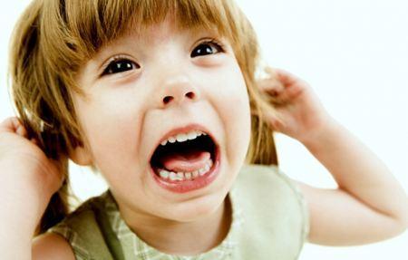 niña aprendiendo a perder