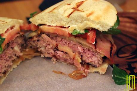 TATE'S MONTECARMELO: Aires renovados y hamburguesas en las que no dejarse el sueldo.