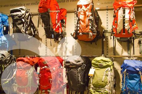 En el mercado hay mochilas para todos los gustos.