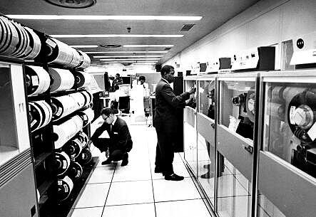 Sala de computadores y almacenamiento en cinta magnética de los años 70