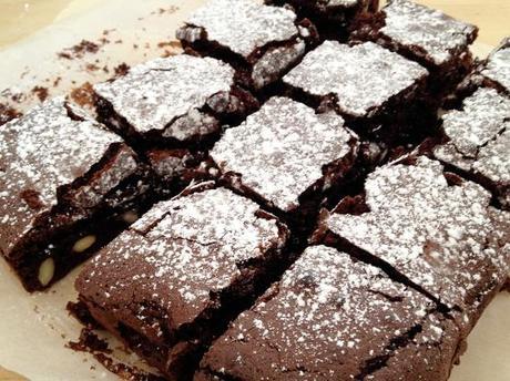 recetas postres fáciles y rápidos recetas modernas chocolate recetas delikatissen recetas chocolate fáciles y rápidas receta de pastel de chocolate jugoso Fudge brownie con almendras brownie intenso de chocolate negro con nueces almendras blog recetas postres nórdicos americanos 