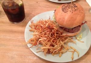 Hamburguesa BBQ en The Toast Cafe, en Chamberí, Madrid.