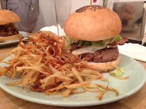 Hamburguesa BBQ en The Toast Cafe