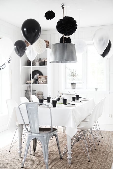 UN CUMPLEAÑOS INFANTIL EN BLANCO Y NEGRO