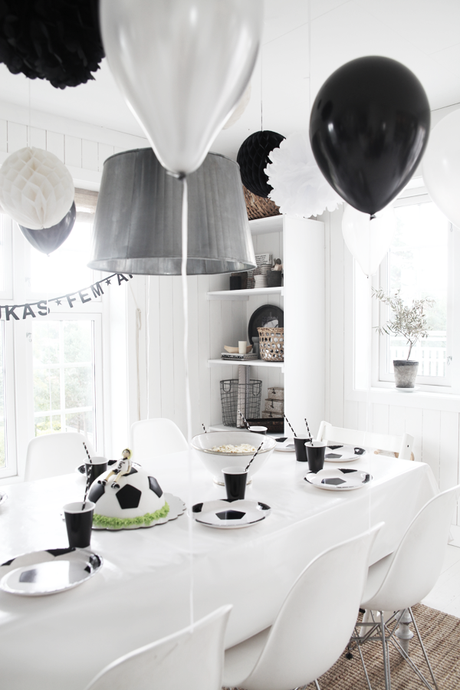 UN CUMPLEAÑOS INFANTIL EN BLANCO Y NEGRO