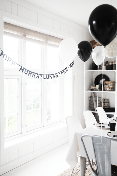 UN CUMPLEAÑOS INFANTIL EN BLANCO Y NEGRO