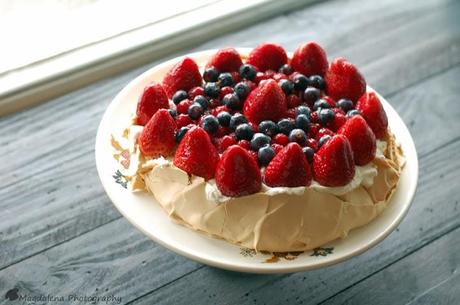 PAVLOVA CON FRUTAS ROJAS AUTÉNTICA