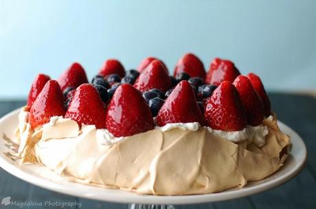 PAVLOVA CON FRUTAS ROJAS AUTÉNTICA