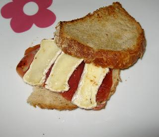 BOCADILLO  DE JAMÓN SERRANO CON QUESO BRIE