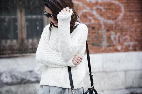 Grey_Skirt-White_Knit-Street_Style-Chained_Booties-Outfit-38