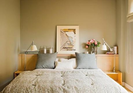 dormitorio_en_tono_verde_oliva_con_cabecera_de_roble_y_frente_tapizafo_1280x895