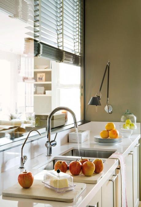 Pocos metros, gran espacio. detalle_de_fregadero_de_dos_senos_y_ventana_que_comunica_al_salon_872x1280