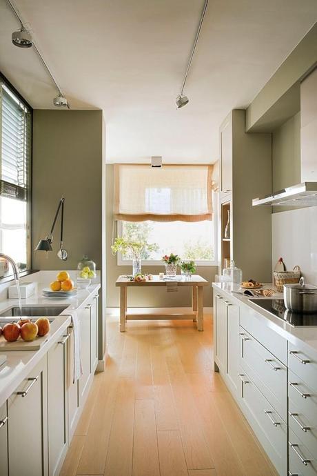 cocina_alargada_integrada_en_el_salon_con_muebles_a_ambos_lados_852x1280