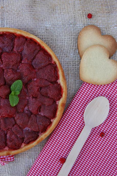 Tarta de fresas en almíbar y galletas para San Valentín