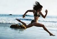 MUJER SPRINTANDO DESCALZA