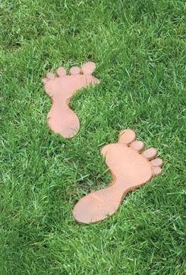 Pies desnudos sobre la verde hierba