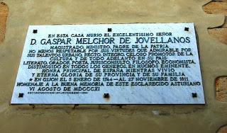 Puerto de Vega, Casa de Trelles, placa