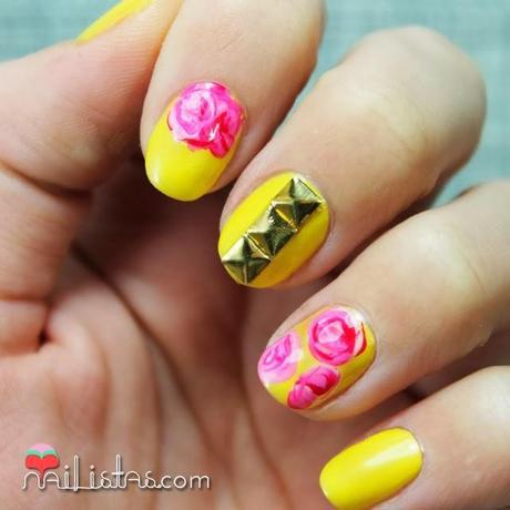 Uñas decorads con tachuelas y rosas