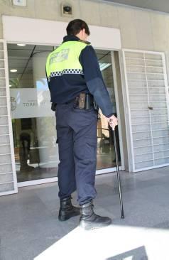 Imagen del agente en la puerta del Ayuntamiento.