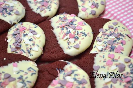 Galletas Red Velvet bañadas en chocolate blanco