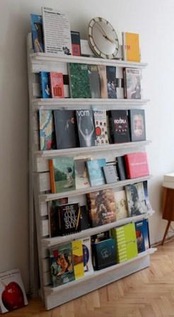 Un palet y un poco chalk paint y una librería estupenda como resultado