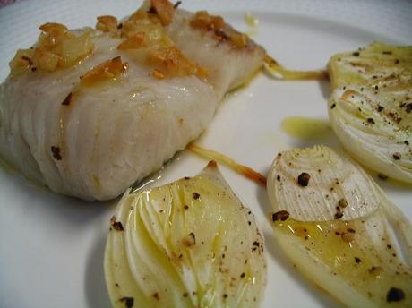 JUDIONES DE LA GRANJA CON GAMBAS Y FIDEOS DE CALAMAR / LOMOS DE MERLUZA CON AJOS Y CAYENA.