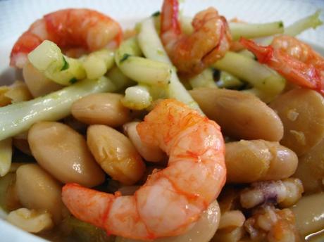 JUDIONES DE LA GRANJA CON GAMBAS Y FIDEOS DE CALAMAR / LOMOS DE MERLUZA CON AJOS Y CAYENA.