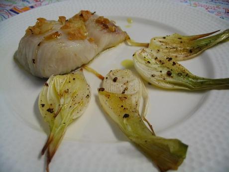 JUDIONES DE LA GRANJA CON GAMBAS Y FIDEOS DE CALAMAR / LOMOS DE MERLUZA CON AJOS Y CAYENA.