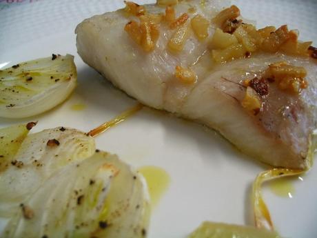 JUDIONES DE LA GRANJA CON GAMBAS Y FIDEOS DE CALAMAR / LOMOS DE MERLUZA CON AJOS Y CAYENA.