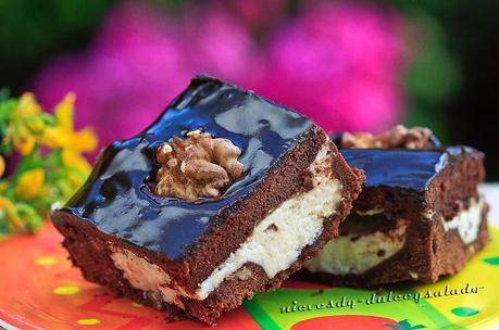 BROWNIE CON CREMA DE CHOCOLATE, QUESO Y NUECES
